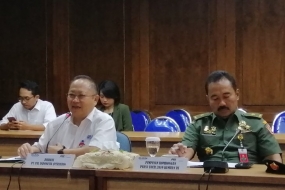 Direktur Keuangan PT PAL Indonesia, Irianto Sunardi (kiri) bersama Kepala Biro Humas Kementerian Pertahanan Brigjen TNI Totok Sugiharto tengah memberikan penjelasan profil perusahaan saat menerima kunjungan rombongan wartawan Kementerian Pertahanan, di Kantor PT PAL Indonesia, Surabaya, Jawa Timur, Rabu (3/7/2019).