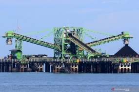 Aktivitas bongkar muat batu bara terlihat di kawasan pantai Desa Suak Puntong, Kabupaten Nagan Raya, Aceh, Sabtu (18/5/2019). Direktorat Jenderal Mineral dan Batu Bara Kementerian Energi dan Sumber Daya Mineral (ESDM) menyatakan target produksi batu bara tahun 2019 sebesar 490 juta ton atau turun 3,9 persen dibanding tahun lalu. 