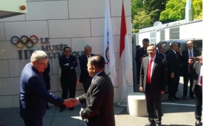 Wakil Presiden Jusuf Kalla disambut oleh Presiden Komite Olimpiade Internasional Thomas Bach di Museum Olimpiade, Lausanne, Swiss pada Kamis (16/5/2019).