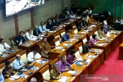 Menteri Keuangan Sri Mulyani Indrawati (tengah, baris depan) dalam rapat dengan Komisi XI DPR terkait Pembicaraan Pendahuluan RAPBN 2019 di Jakarta, Senin (17/6/19). 