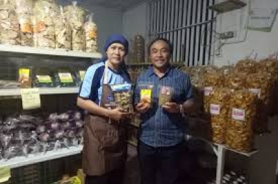 Dirjen Perikanan Budidaya KKP Slamet Soebjakto (kanan) memamerkan makanan hasil olahan dari budi daya ikan di Banjarnegara, Jumat (6/9/2019). ANTARA/Agita Tarigan