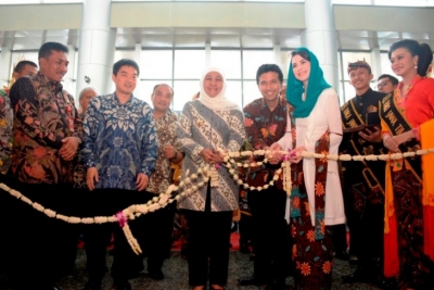 Gubernur Jatim Khofifah Indar Parawansa didampingi Wagub Jatim Emil Dardak memotong pita menandai dibukanya MITF di Exhebition Hall Grand City Surabaya, Kamis (2/5/2019)