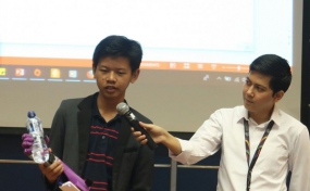 Alwan Hanif Ramadhan melakukan demo penggunaan perangkat lengan buatan &quot;Affordable Smart Prosthetic Arm&quot; yang memegang botol air kemasan dalam diskusi Millenial Talks: Inspiring Science Generation di Pusat Data dan Dokumentasi Ilmiah (PDDI) LIPI, Jakarta, Senin (04/03/2019). (ANTARA News/Martha Herlinawati Simanjuntak)