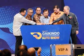 Wakil Presiden RI Jusuf Kalla didampingi (kanan-kiri) Ketua Umum Gabungan Industri Kendaraan Bermotor Indonesia (Gaikindo) Yohanes Nangoi, Menteri Perindustrian Airlangga Hartarto, Menteri Perhubungan Budi Karya Sumadi, Ketua Dewan Komisioner Otoritas Jasa Keuangan (OJK) Wimboh Santoso, serta Ketua Penyelenggara GAIKINDO Indonesia International Auto Show (GIIAS) 2019 Rizwan Alamsjah secara resmi membuka pameran GIIAS 2019 di Tangerang, Banten, 18 Juli 2019.