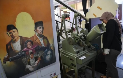 Ilustrasi - Pengunjung mengamati pameran sejarah perfilman nasional di Gedung Kemendikbud, Jakarta, Sabtu (30/3/2019). ANTARA FOTO/Wahyu Putro A/wsj.