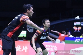 Pebulu tangkis ganda putra Indonesia Mohammad Ahsan (kiri) dan Hendra Setiawan mengembalikan kok ke arah pebulu tangkis Denmark Kim Astrup dan Mathias Boe pada babak penyisihan grup 1B Piala Sudirman 2019 di Guangxi Sports Center Gymnasium, Nanning, China, Rabu (22/5/2019). Pasangan Hendra/Ahsan menang dengan skor 22-20 dan 21-14