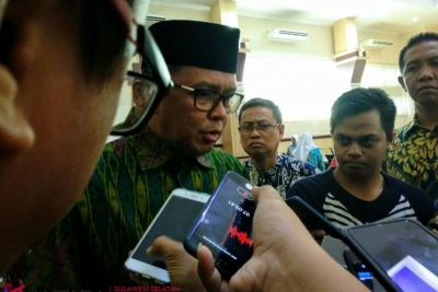 Gubernur Sulawesi Selatan Nurdin Abdullah memberikan keterangan pers di Makassar, Jumat, (21/12). (Foto Antara/Abd Kadir/18)