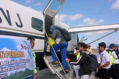 Penumpang menaiki pesawat pada penerbangan perdana Susi Air di Bandara DEO, Kota Sorong, Papua Barat, Selasa (9/4/2019). Kementerian Perhubungan melakukan penerbangan perdana subsidi angkutan udara perintis tahun 2019 dengan enam rute penerbangan di wilayah terpencil Papua Barat untuk memenuhi kebutuhan transportasi dan mendukung perekonomian daerah. 