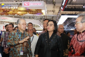 lustrasi - Menter Keuangan Sri Mulyani (tengah) didampingi Ketua Umum Gaikindo Yohannes Nangoi (kiri) dan Ketua I Gaikindo Jongkie D Sugiarto (kanan) saat mengunjungi pameran otomotif di GIIAS 2019 di BSD City, Tangerang, Banten, Rabu (24/07/2019). Di hadapan para pelaku bisnis otomotif Menkeu menjelaskan bahwa dalam minggu ini akan ditandatangani Perpres Mobil Listrik, untuk percepataan program kendaraan bermotor listrik untuk transportasi serta Peraturan Pemerintah menyangkut bahan dari pajak yang bersangkutan dengan klasifikasi emisi dari otomotifnya.