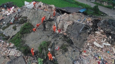 Setidaknya 11 orang tewas dan 122 lainnya luka-luka akibat gempa bumi berkekuatan 6 SR yang mengguncang wilayah barat daya China pada Selasa (18/6).