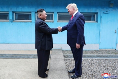 Pemimpin Korea Utara (Korut) Kim Jong-un dan Presiden AS Donald Trump bertemu di Panmunjong di Zona Demiliterisasi, Ahad (30/6).