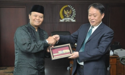 Wakil Ketua MPR Hidayat Nur Wahid (HNW) menerima delegasi anggota legislatif dan eksekutif Yibin Sichuan, Tiongkok, yang dipimpin oleh Lu Zhenhua di ruang kerjanya di Komplek Gedung MPR/DPR/DPD .Jakarta, Senin (6/5/2019) 