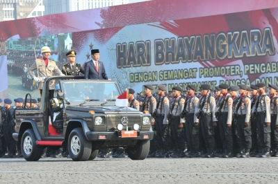 Presiden Jokowi melakukan inspeksi pasukan pada Upacara Hari Bhayangkara ke-73, di Lapangan Monas, Jakarta, Rabu (10/7) pagi.