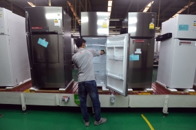 Pekerja melakukan pemeriksaan kualitas lemari es dua pintu di pabrik LG Electronics Indonesia