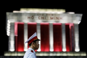 Seorang tentara Vietnam menjalankan tugas penjagaan di depan gedung makam Ho Chi Minh di Hanoi, Vietnam, 19/7/2019. 