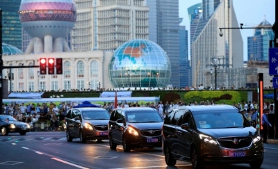 Konvoi kendaraan yang diyakini membawa delegasi perdagangan Amerika Serikat tiba di Hotel Fairmont Peace di The Bund, Shanghai, China, Selasa (30/7/2019). ANTARA FOTO/REUTERS/Aly Song/djo/nz