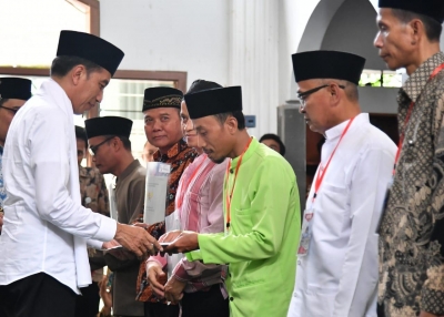 Presiden Serahkan Sertifikat Wakaf di Cianjur