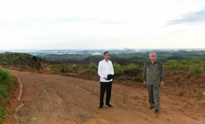 Presiden Joko Widodo bersama Gubernur Kalimantan Timur, Isran Noor, saat meninjau lokasi ibu kota negara baru di kawasan konsesi hak pengusahaan hutan (HPH) PT ITCI, Kecamatan Sepaku, Kabupaten Penajam Paser Utara, Provinsi Kalimantan Timur