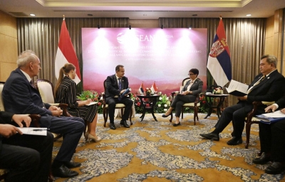Menlu RI Retno Marsudi bersama dengan Menteri Luar Negeri Siberia, Ivica Dačić disela-sela rangkaian Pertemuan Menteri Luar Negeri ASEAN dan rangkaian KTT ke43 ASEAN pada Senin (4/09/2023). (Sumber : Kemlu RI)