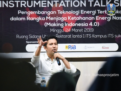 Wakil Gubernur Jatim Emil Elestianto Dardak memberikan paparan pada acara Talk Show dengan tema Pengembangan Teknologi Energi Terbarukan dalam rangka Menjaga Ketahanan Energi Nasional di gedung Rektorat ITS Surabaya_Dok humasprovjatim