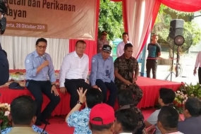 Menteri Kelautan dan Perikanan Edhy Prabowo (tengah, baju putih). ANTARA