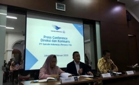 Komisaris PT Garuda Indonesia (Persero) Tbk Yenny Wahid dan Triawan Munaf dan Direktur Utama Garuda Indonesia Irfan Setiaputra menggelar konferensi pers di Jakarta, Kamis (26/2/2020). ANTARA/ Juwita Trisna Rahayu.