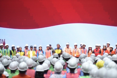 Presiden Joko Widodo (tengah) menghadiri peluncuran sertifikat elektronik tenaga kerja konstruksi Indonesia di Istora Senayan, Jakarta, Selasa (13/3/2019).