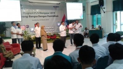 Para siswa mendengarkan dengan seksaama materi yang disampaikan oleh perwakilan PLN 