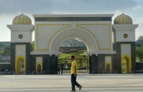 eorang warga melintas di dekat pintu masuk utama Istana Negara di Kuala Lumpur, Malaysia, Senin (24/2/2020). ANTARA FOTO/Rafiuddin Abdul Rahman/wsj/pri.