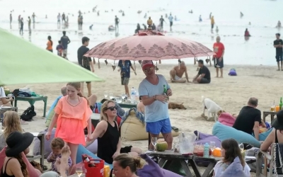 Sejumlah wisatawan berada di kawasan wisata Pantai Jimbaran, Badung, Bali, Minggu (29/12/2019). Pantai Jimbaran dan berbagai objek wisata lain di Pulau Dewata dipadati oleh wisatawan domestik dan mancanegara selama musim libur Natal 2019 dan tahun baru 2020. ANTARA FOTO/Fikri Yusuf/aww