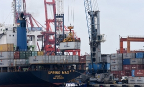 Illustrasi: Aktivitas bongkar muat peti kemas di Pelabuhan Tanjung Priok, Jakarta, Senin (12/11/2018). (ANTARA FOTO/Indrianto Eko Suwarso)