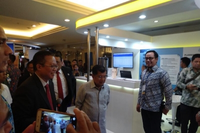 Wapres Jusuf Kalla meninjau sejumlah stan pameran usai membuka International Reform Symposium and Regional Workshop&quot; di Nusa Dua, Kabupaten Badung, Bali. (Antaranews Bali/Ni Luh Rhisma/lhs/2019)