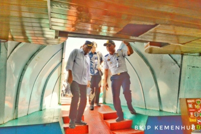 Menhub Budi Karya Sumadi (kiri) saat meninjau bus air di Danau Toba, Sumatera Utara. (Dokumentasi Biro Komunikasi dan Informasi Publik Kemenhub)