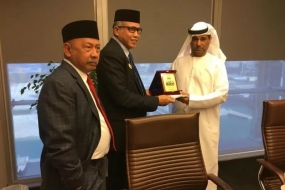 Plt Gubernur Aceh, Nova Iriansyah memberikan cindera mata dalam kunjunganya ke Abu Dhabi