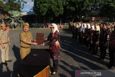 Bupati Garut Rudy Gunawan mengukuhkan pengurus baru Dewan Kerajinan Nasional Daerah (Dekranasda) Kabupaten Garut, Jawa Barat di Lapangan Sekretariat Daerah Pemkab Garut, Senin (17/06/2019).