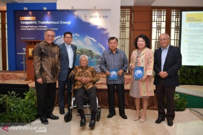 Wakil Presiden Jusuf Kalla bersama pembicara di Mini Seminar Geopolitik Transformasi Energi di Bimasena Lounge Dharmawangsa, Jakarta, Rabu (31/7/2019).