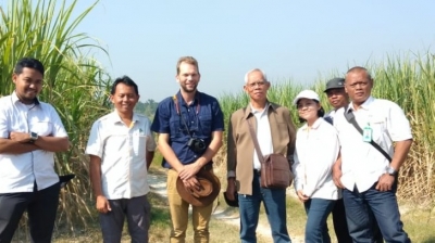 Nick Grantham didampingi Prof. Bambang Sugiharto (jaket coklat) mengunjungi kebun PG Soewondho Ngawi PTPN XI yang merupakan lokasi penanaman tebu tahan kering NXI-4T. (Dokumentasi Humas Unej)