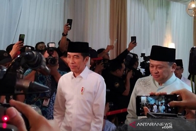 Presiden Joko Widodo saat tiba di rumah dinas Ketua DPR-RI Bambang Soesatyo di Jakarta, Senin (13/5/2019). ANTARA/Agus Salim/aa