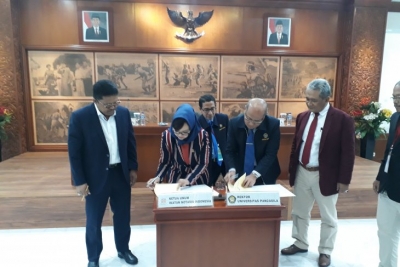 Rektor UP Wahono Sumaryono (kiri) dan Ketua Umum PPINI Yualita Widyadhari (kiri) menandatangani kerja sama. 