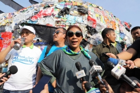 Usai melakukan orasi, Ibu Menteri bersedia melakukan doorstop interview bersama seluruh rekan media yang hadir baik dari cetak, elektronik, maupun online. Ibu Menteri melakukan doorstop interview bersama rekan media dengan latar belakang Monster Sampah yang dibuat dari sisa Sampah Plastik seberat 500 Kilogram.