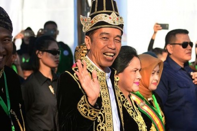 Presiden Joko Widodo (Jokowi) bersama Ibu Negara Iriana Joko Widodo dalam balutan pakaian adat. 