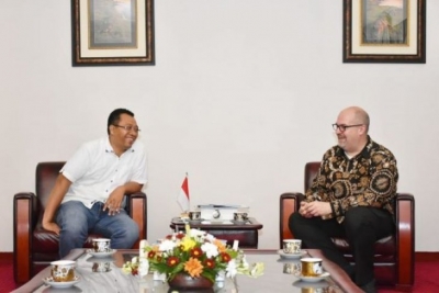 Gubernur NTB DR Zulkiflimansyah menerima Konsul General Amerika Serikat, Mark McGovern di ruang kerja Gubernur NTB di Mataram, Senin. Foto ANTARA Nur Imansyah