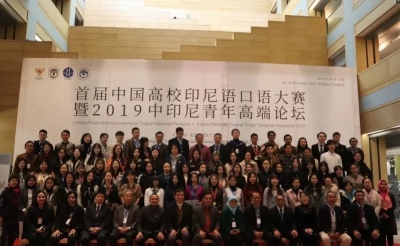  Para peserta pertemuan Forum Pemuda Tingkat Tinggi China-Indonesia foto bersama Dubes RI Djauhari Oratmangun di kampus Beijing Foreign Studies University, Minggu (17/11)