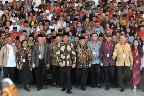 Presiden Jokowi bersama para peserta Musyawarah Besar Pemuka Agama Untuk Kerukunan Bangsa, di Istana Kepresidenan, Bogor, Jawa Barat (Foto: Humas/Oji/setkab.go.id)