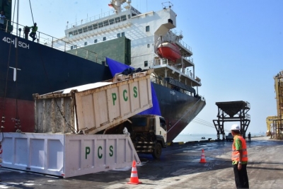 Proses pengangkutannya sebanyak 45 ribu ton Urea ke kapal dari dermaga utama Petrokimia di Gresik, Jawa Timur, Kamis (1/8) .