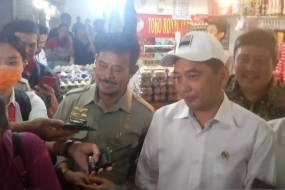 Menteri Perdagangan Agus Suparmanto dan Menteri Pertanian Syahrul Yasin Limpo memberikan keterangan di sela kunjungannya ke Pasar Senen, Jakarta Pusat, Senin (3/2/2020). 