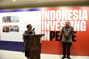 Menteri Luar Negeri RI Retno Marsudi membuka pameran foto Indonesia bertema &quot;Investing in Peace&quot; di Markas PBB di New York, Amerika Serikat pada Senin (6/5/2019). (Kemenlu RI)