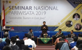 Wakil Gubernur Jawa Timur Emil Elestianto Dardak di sela seminar nasional tentang pariwisata tahun 2019 di Universitas Airlangga Surabaya, Sabtu (16/11/2019). ANTARA