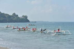 Para nelayan berjuang menjadi yang terbaik pada lomba mendayung perahu yang digelar di Pantai Duduk, Senggigi, Kecamatan Batulayar, Kabupaten Lombok Barat, NTB, Kamis (11/4/2019). (ANTARA/Awaludin)