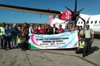 Pihak PT Angkasa Pura I (Persero) Bandar Udara El-Tari Kupang bersama Managemen maskapai TransNusa dalam pembukaan layanan penerbangan rute internasional Kupang-Dili yang dimulai hari ini (Jumat, 14/5/2019). (Antara foto/Humas PT Angkasa Pura I (Persero) Bandar Udara El-Tari Kupang.)